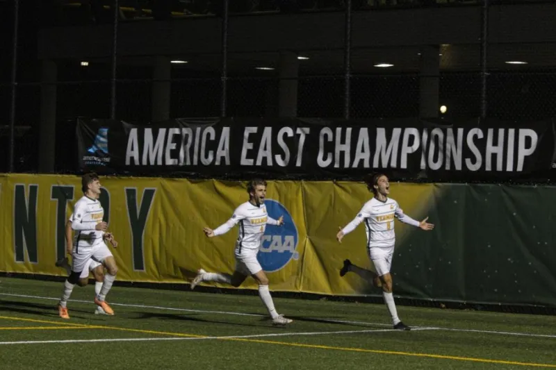 Men's soccer advances to national tourney quarters for first time in over 30 years