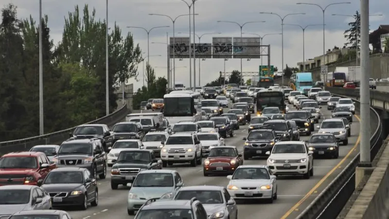 Expect long delays returning home on Memorial Day: Peak traffic hours, ferry schedules, and SEA tips for 1.2M travelers