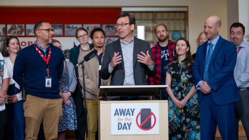 'Focusing more on memes than on math': WA governor works toward statewide school cellphone ban