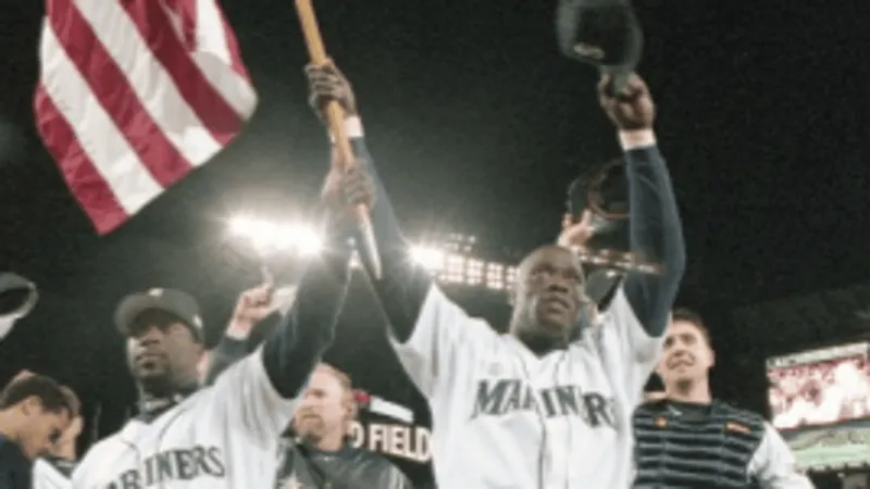 Mariners allowing fans to leave a lasting mark ahead of Legacy Plaza at T-Mobile Park