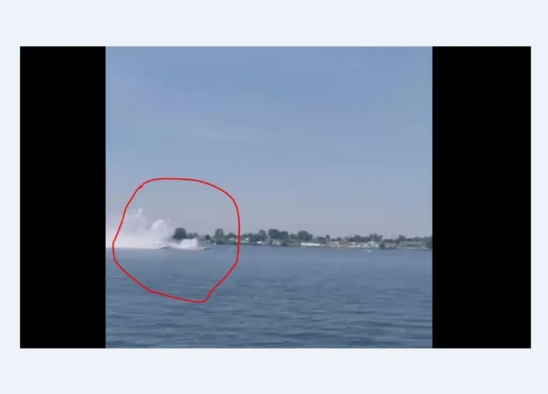 2 Vintage Hydros Collide During Columbia Cup Demonstration Heat [VIDEO]
