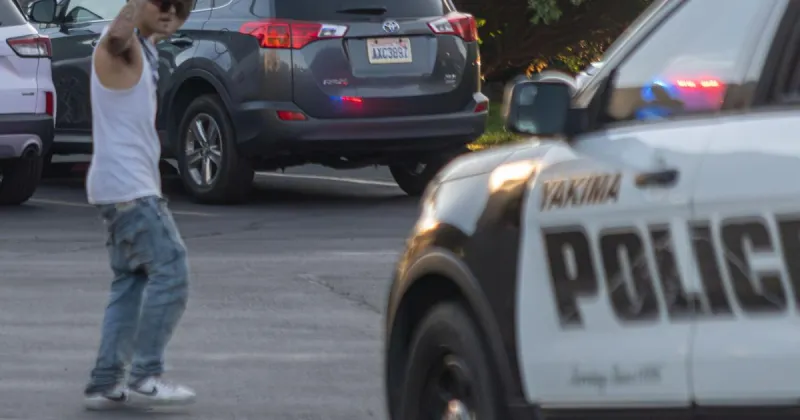 Yakima police arrest man with machete following standoff at downtown bank