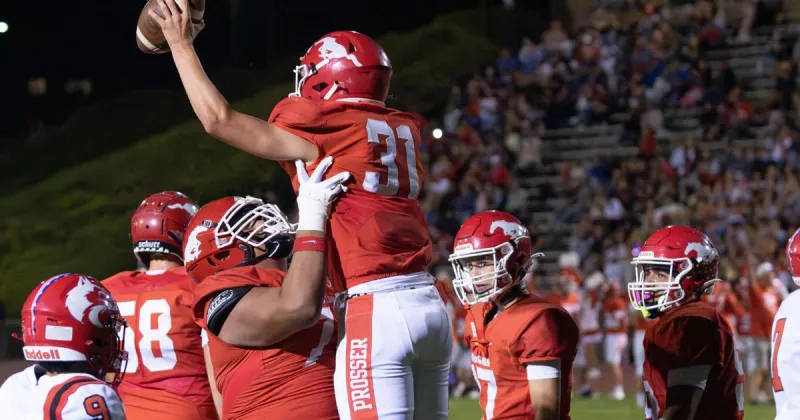 Hoefer, Prosser run away from Othello with dominating second half