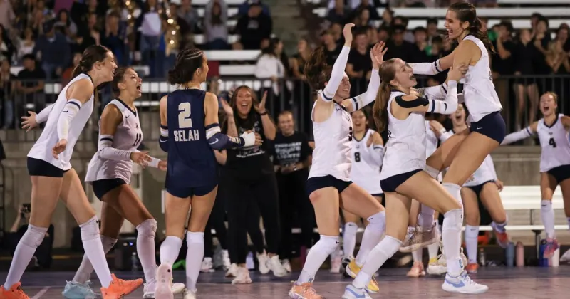 Selah volleyball sweeps West Valley in front of big crowd outdoors at Karl Graf Field