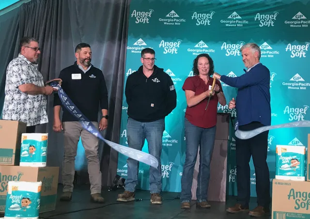 Mill dedicates newly rebuilt paper machine