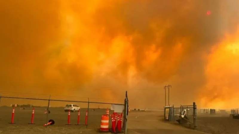 Level 3 evacuations ordered as Second Street Fire threatens homes in Benton County