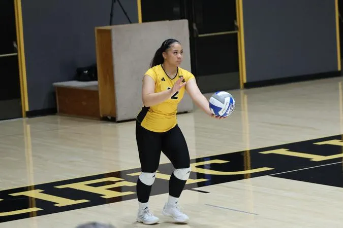Volleyball Downs Bearcats for 7th Straight Win