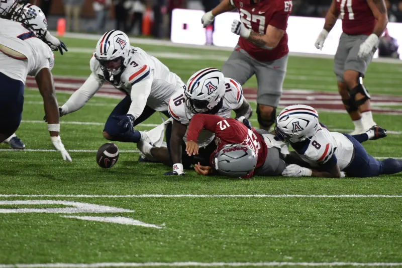WSU football fumbles in its Pac-12 reunion, blowing a 14-point lead to Arizona