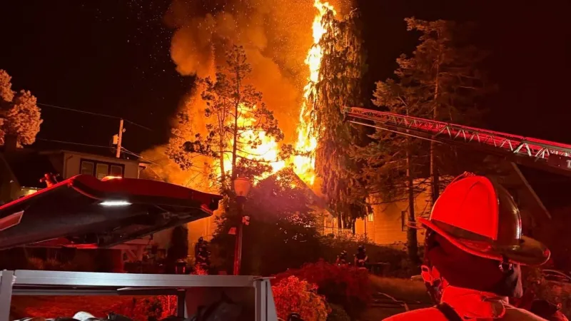 Tacoma homes evacuated after fire rips through vacant house
