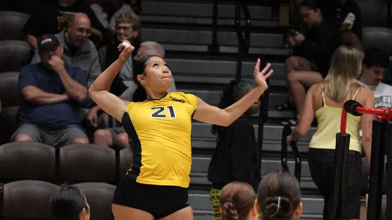 Volleyball Tames Wildcats for 8th Straight Win