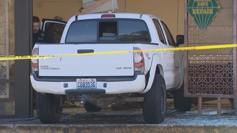 Pickup rams Lynnwood jewelry store in armed robbery, employee fires gun at suspects