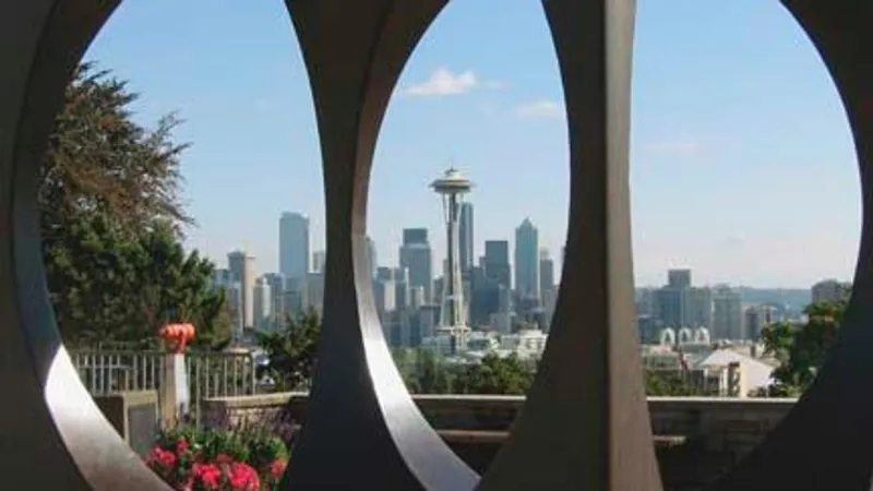 Teen arrested after Kerry Park shooting leaves 2 men injured early Saturday