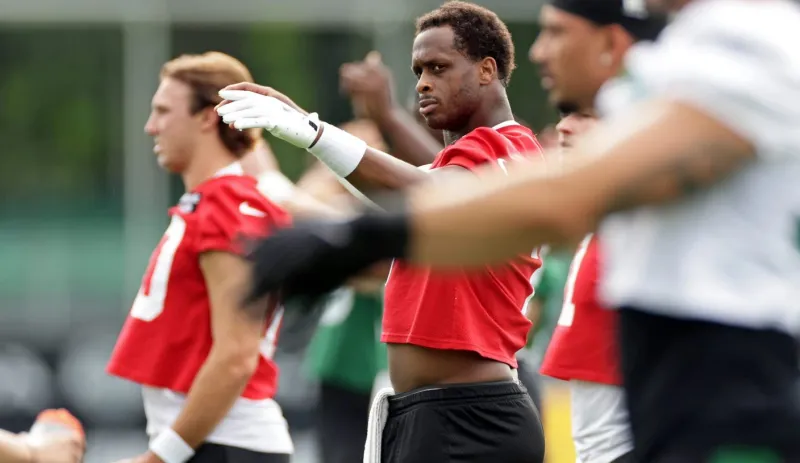 Jets QB Geno Smith Tries Out Red Glare-Reducing Contacts At Training Camp
