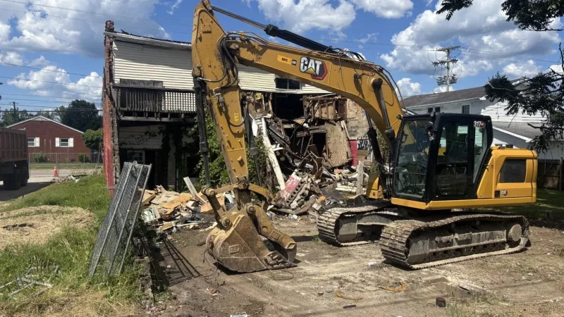 Vacant building deemed safety concern being demolished in Raceland, Kentucky
