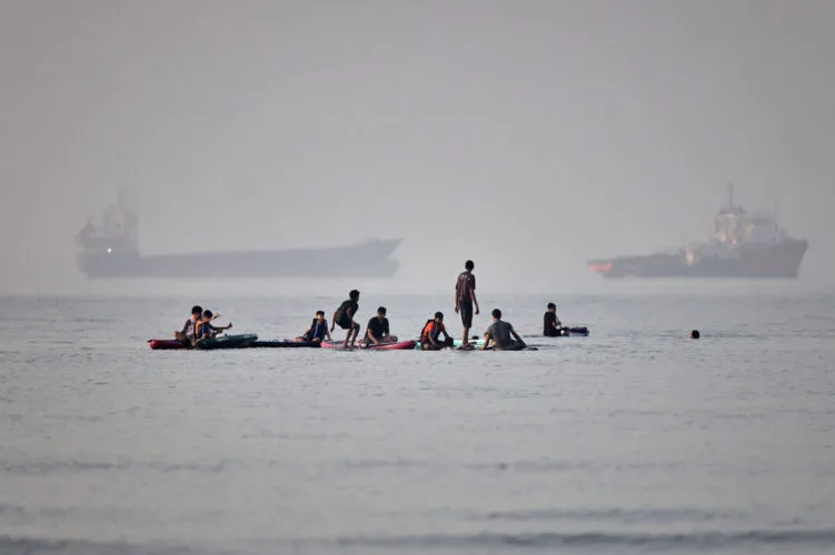 A new exchange of fire with Iran in the Gulf tests the fragile ceasefire