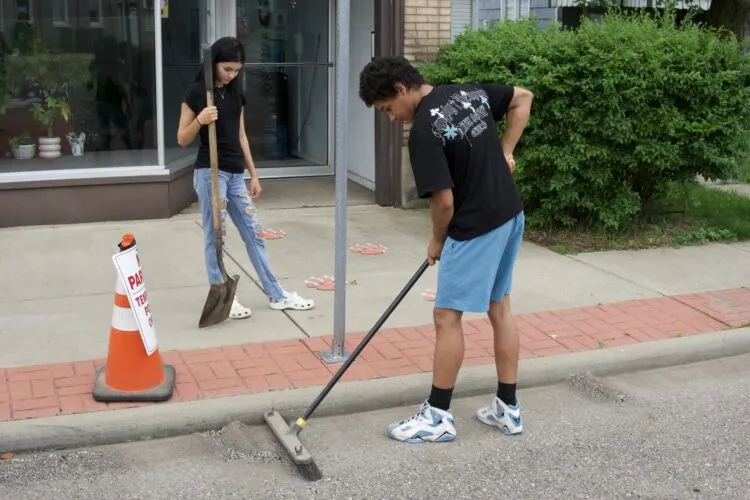 Students Pitch In to Get Shadyside Ready for Loop Festival