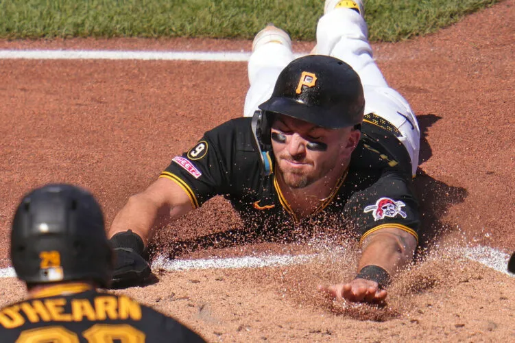 Spencer Horwitz hit by pitch with the bases loaded to lift the Pirates past the Marlins, 3-2