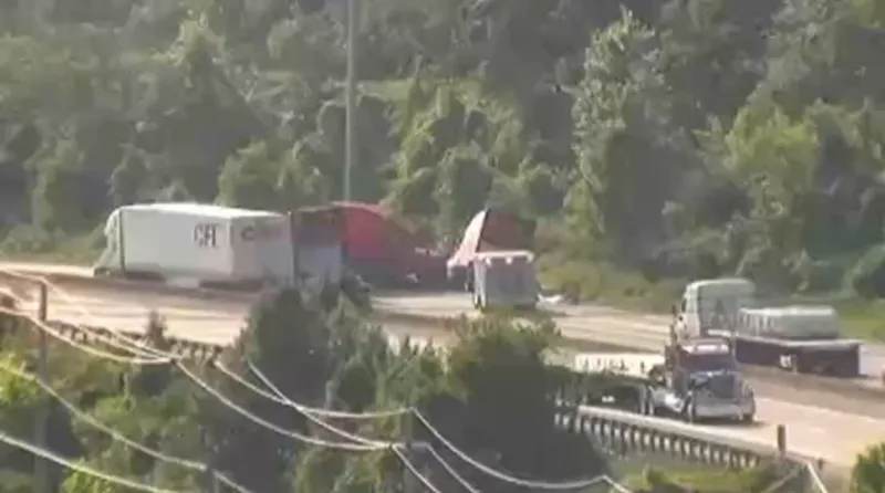 Crash shuts down I-77 North, causing lengthy delays in Kanawha County