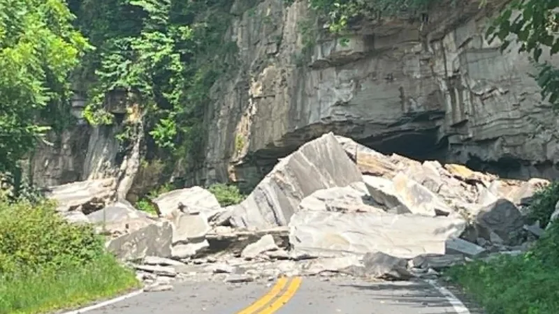 Major rock slide closes Raleigh County road, dispatchers say