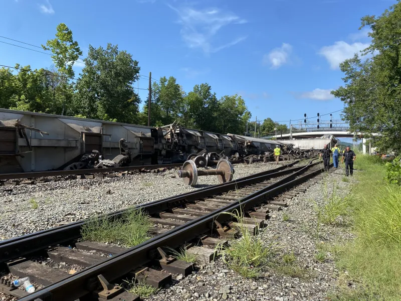 CSX grain train jumps the tracks in South Charleston