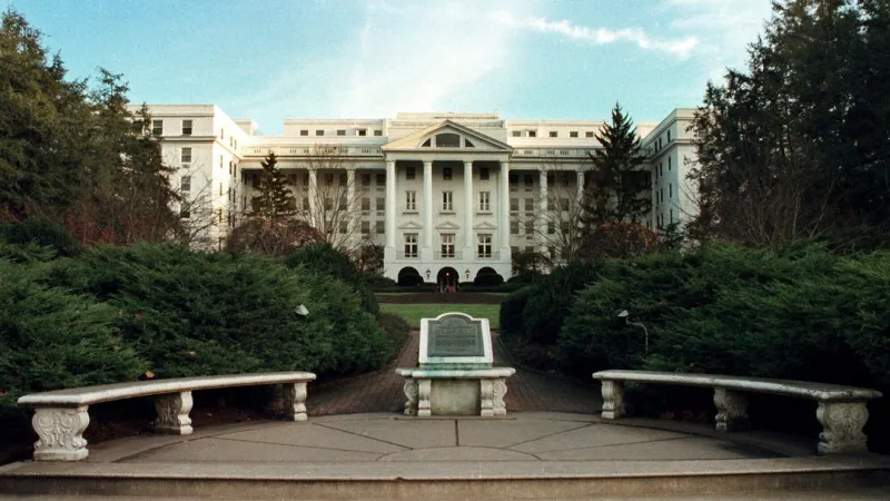 Greenbrier discloses plans to shut down casino, lay off workers amid refinancing deal