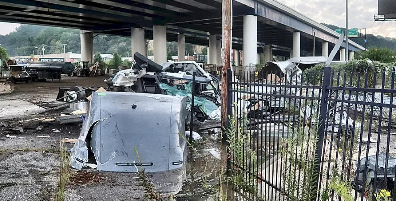 Tractor trailer plunges over elevated interstate in Charleston