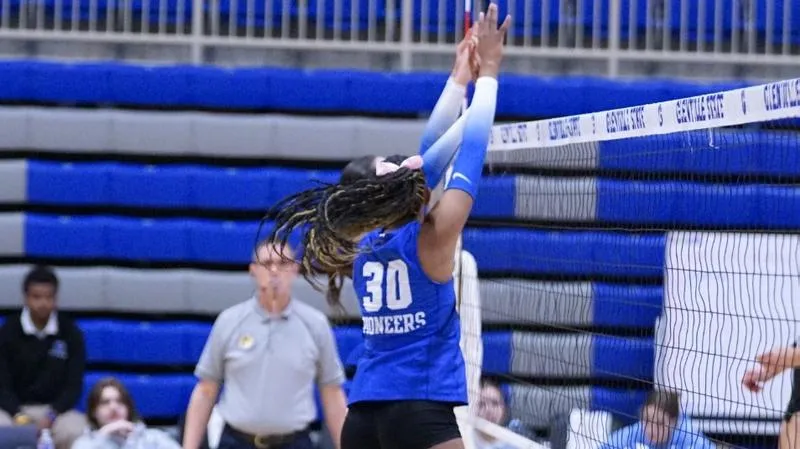 Pioneer Volleyball Splits Opening Day at Big Blue Classic