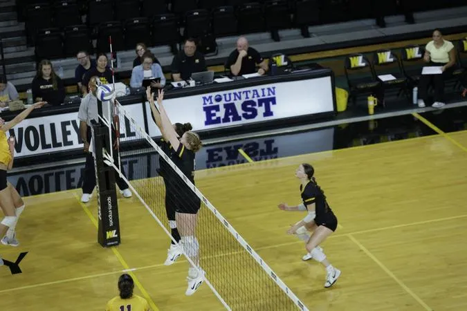 Hilltoppers Visit Davis & Elkins In MEC Volleyball Matchup