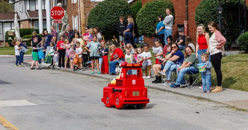 Zombies, clowns and class pride: Man High celebrates homecoming with annual parade