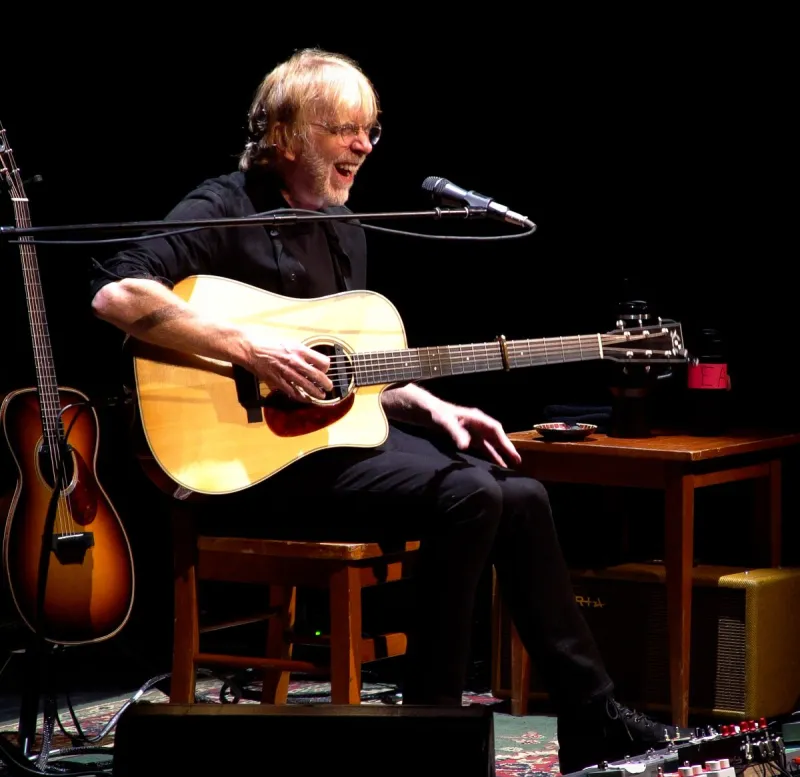 Trey Anastasio combines intimate acoustic elegance with Phish lore