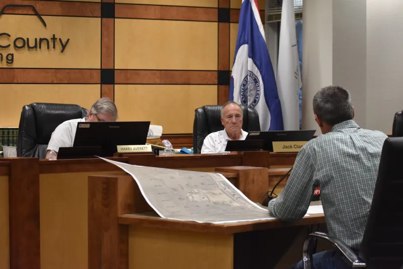 Commission votes 5--0 to support industrial rezoning with residential buffer