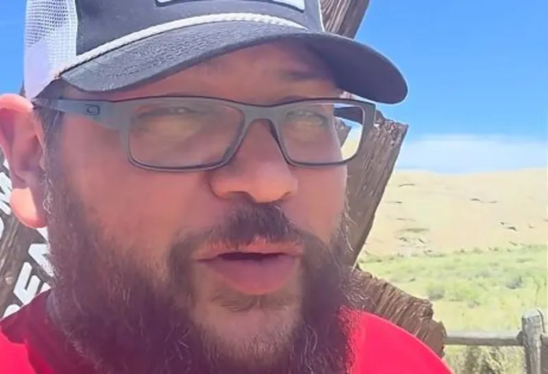 Guy Makes Up Fake "FACTS" About Independence Rock