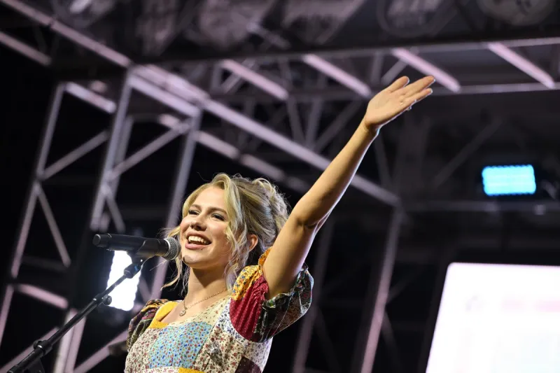 Hannah Harper Is Officially Living the Tour Bus Life: PIC