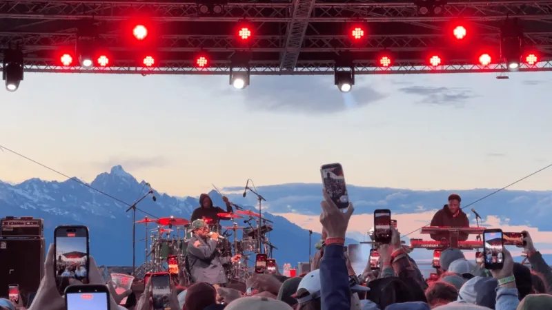 SNAPPED: Shaggy, Shwayze play Snow King after rain delay