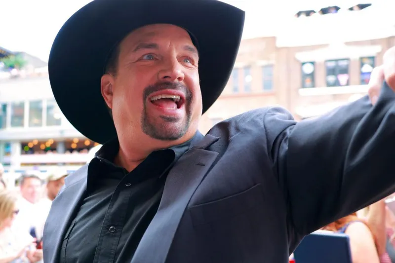 Garth Brooks Announces Major Arena Tour