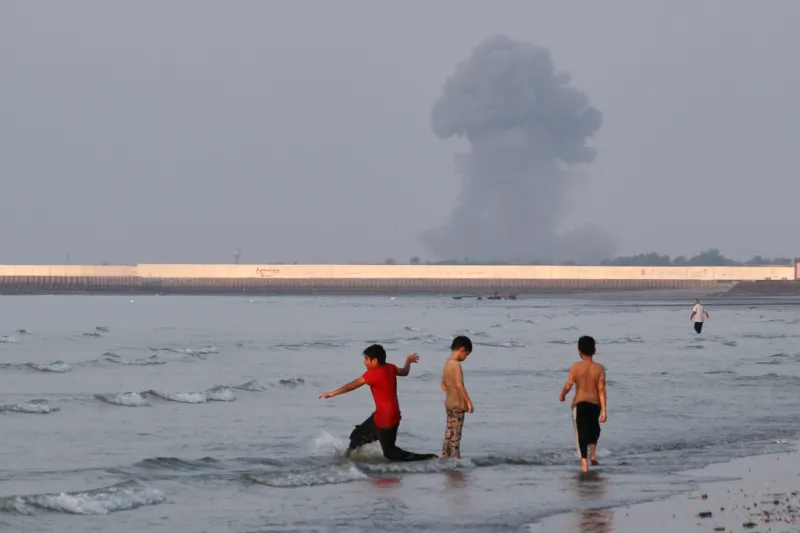 US and Iran each assert they control the Strait of Hormuz after another heavy exchange of fire