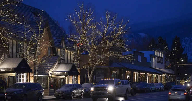 Town Council stalls on string lights
