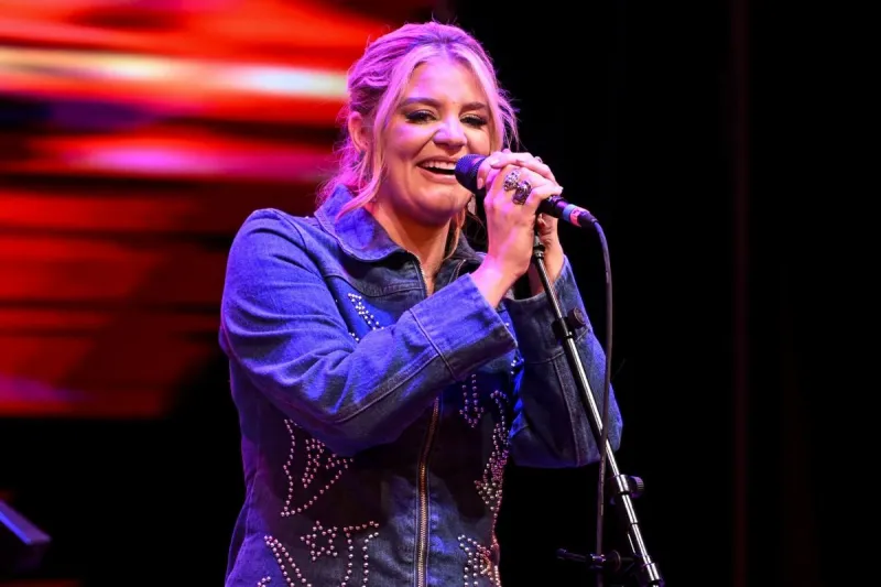 Lauren Alaina on the Reaction to Her Breastfeeding in Public
