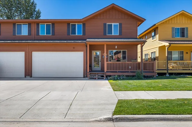 Experience convenience in Cottonwood Park with this 3-bedroom townhouse!