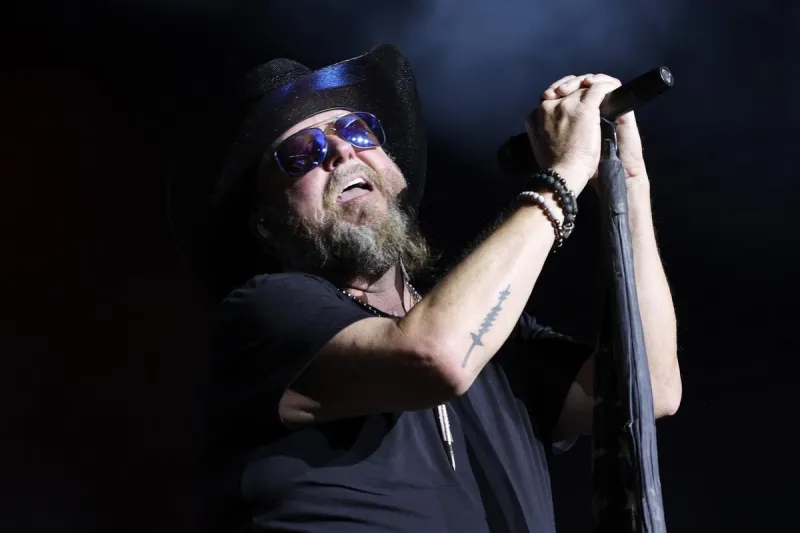 Colt Ford Bus Crash: See the Picture