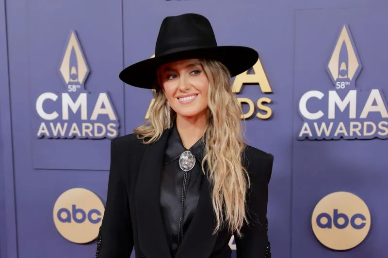 BREAKING: Lainey Wilson Hosting 2026 CMAs!