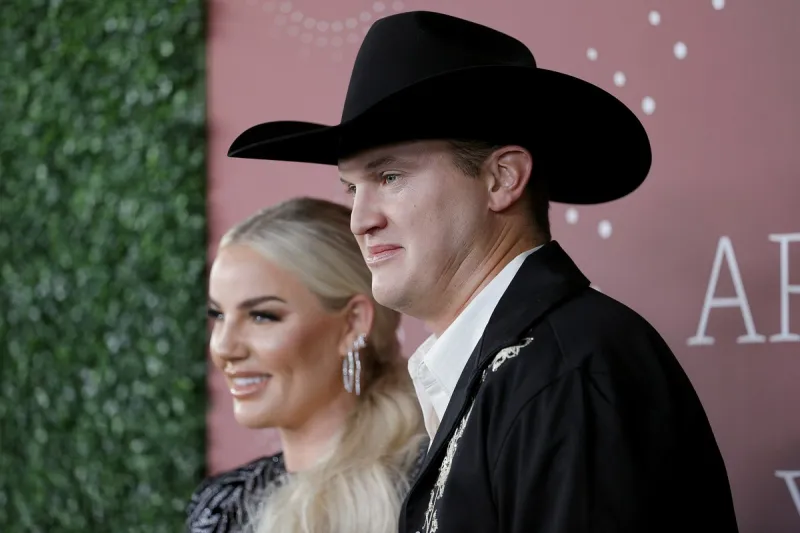 Jon Pardi Dedicates 'Head Over Boots' to Summer Amid Divorce