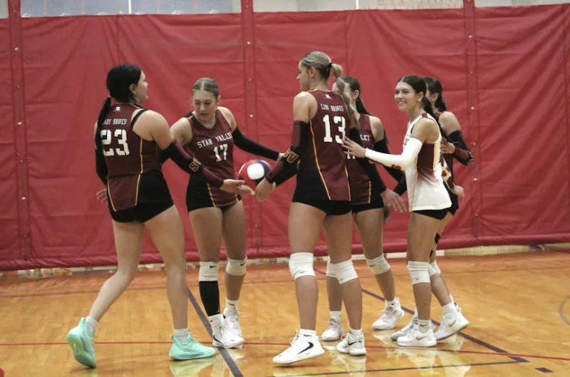 Volleyballers go 6-2 at 'Border Wars'