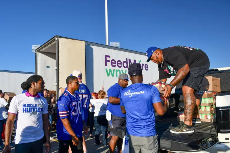 Meet Buffalo Bills Players At "Huddle For Hunger" Food Drive