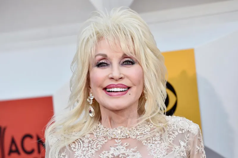 Dolly Parton Once Invited Strangers Inside to Celebrate Christmas