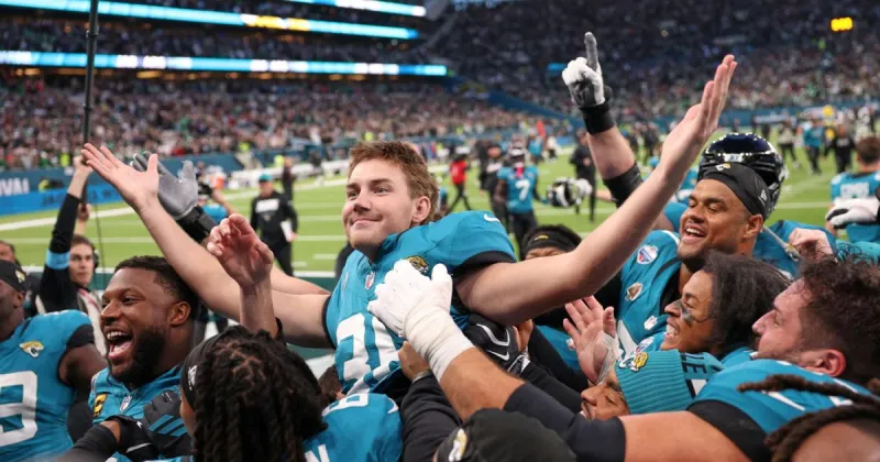 Cam Little's 57-yard FG gives Jaguars 19-17 win over Eagles in wild finish in London