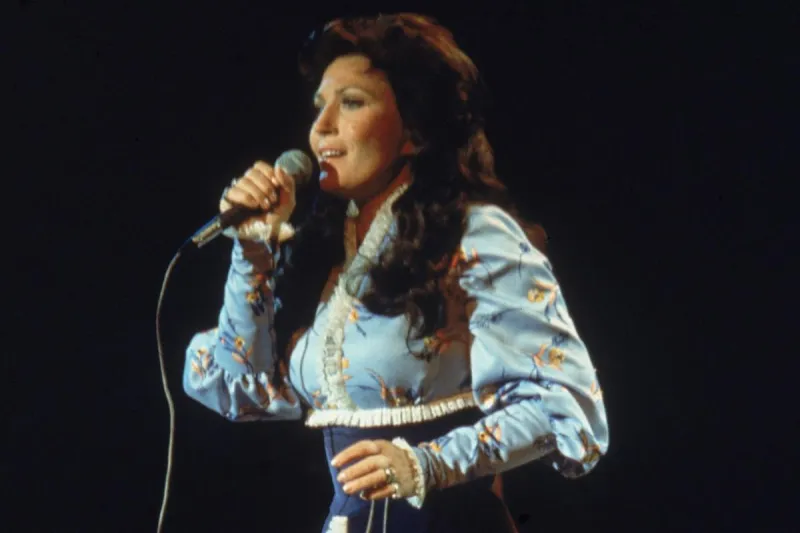 Flashback: Loretta Lynn Named First Female CMA EOTY