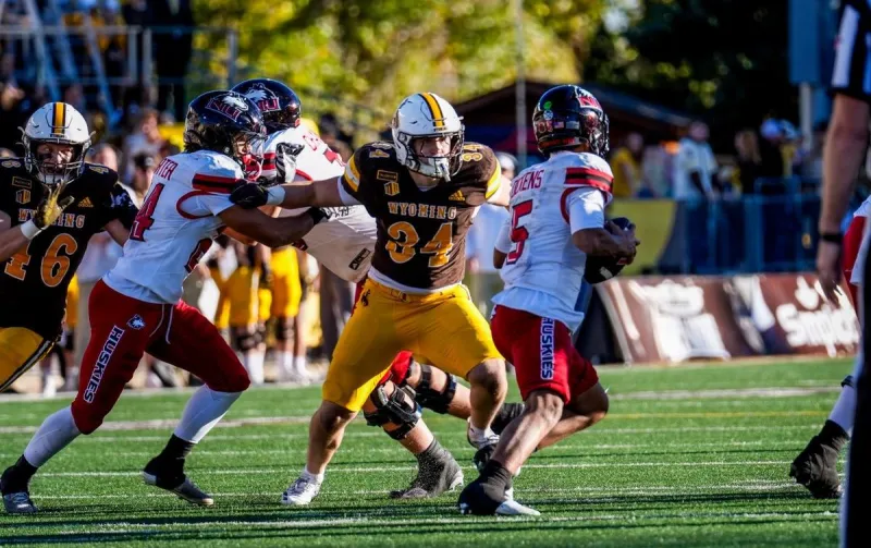 GALLERY: Pokes Mush Huskies Right Out of Laramie